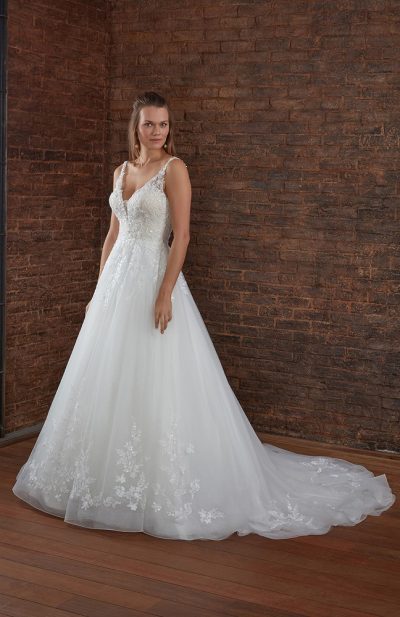 Robe de mariée Perditta Couture Nuptiale, chez Sandra Mariages CREIL Oise forme princesse à bretelles.