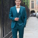 Costume de mariage vert SM21, boutique Sandra Mariages CREIL Oise.