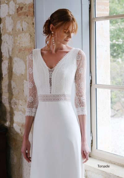 Robe de mariée Torsade fabriquée en France, Création BOCHET. Boutique Sandra Mariages CREIL Oise.