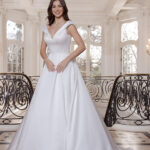Robe de mariée Nami Couture Nuptiale 2026 en satin à bretelles chez Sandra Mariages