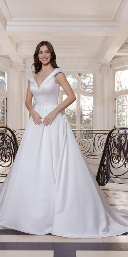 Robe de mariée Nami Couture Nuptiale 2026 en satin à bretelles chez Sandra Mariages